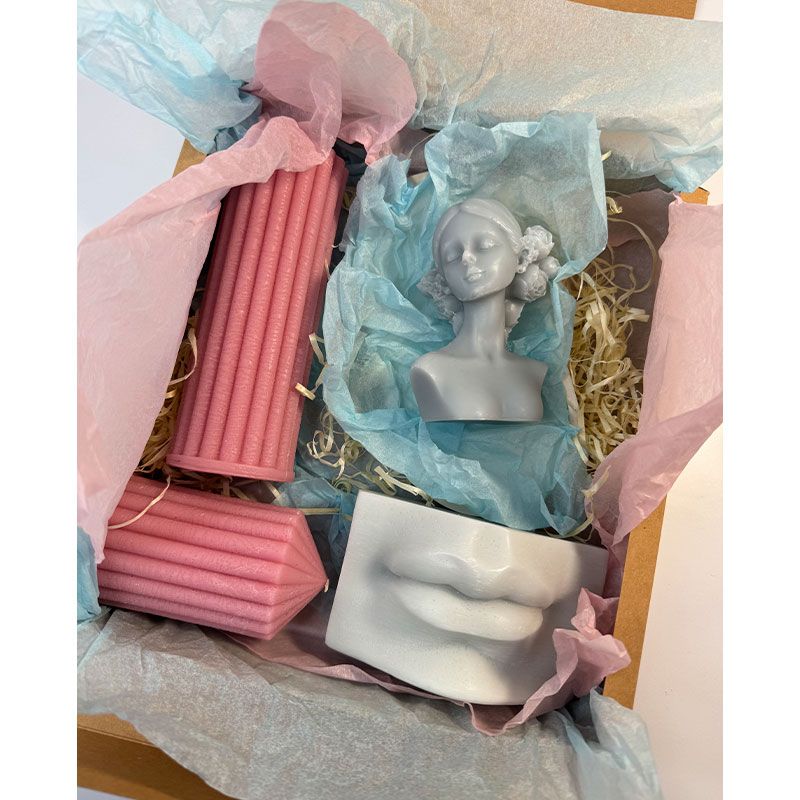 Подарунковий box L- свічки 'Губи Давіда Дівчинка з квітами Рибер Пілар' thumbnail popup
