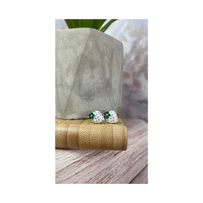 Сережки Xuping дитячі полуниця із зеленою квіткою, біла емаль, цирконій (566715) thumbnail popup