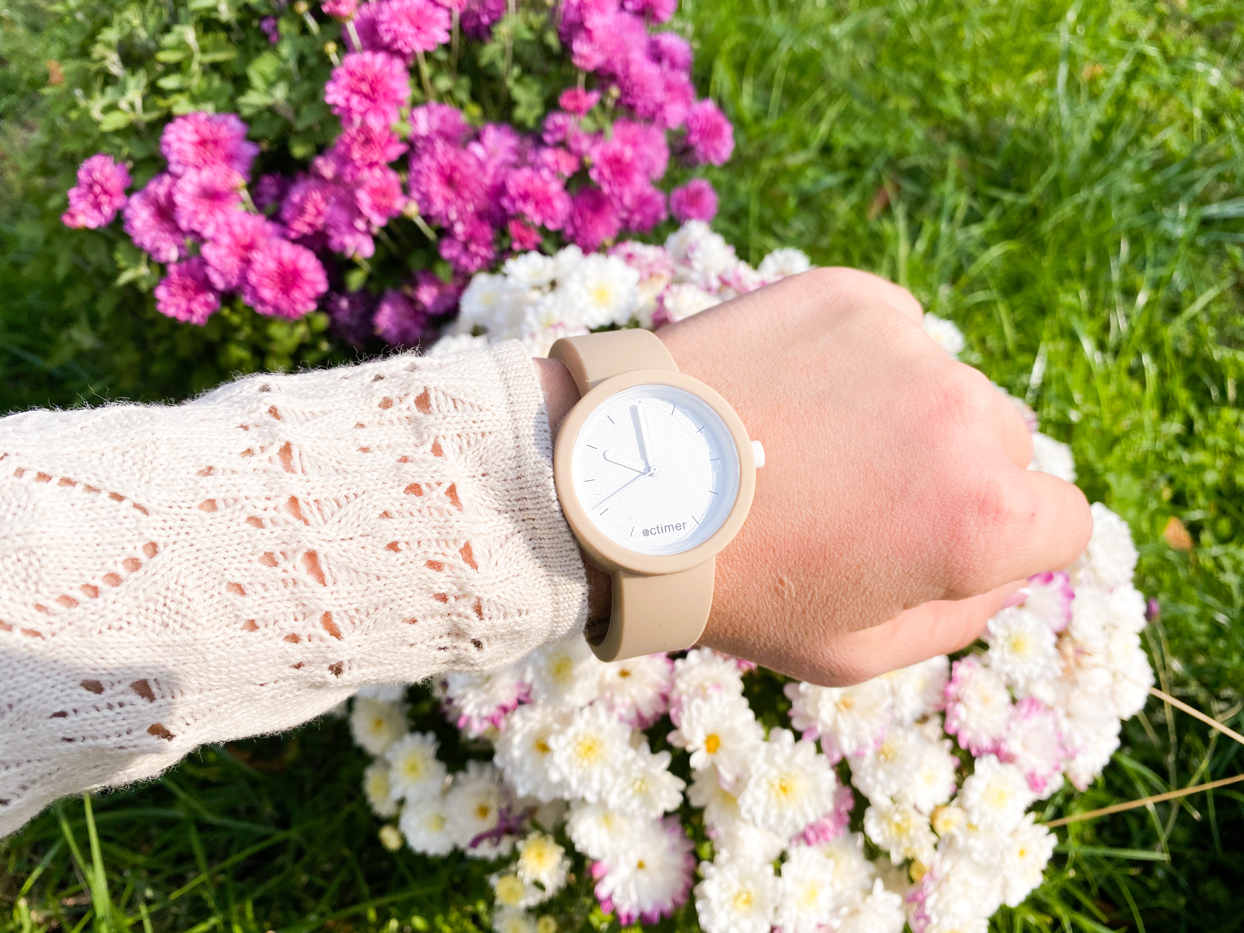 Годинник наручний бежевого кольору з білим циферблатом large popup