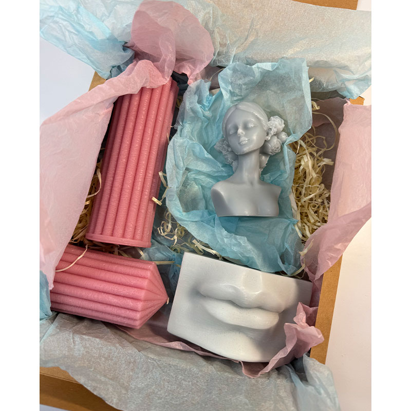 Подарунковий box L- свічки 'Губи Давіда Дівчинка з квітами Рибер Пілар' large popup